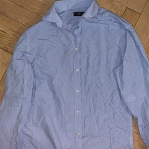 H&M skjorta - Skjorta från H&M för billigt pris. Inga defekter eller liknande. Kan sänka pris vid köpa av flera plagg samtidigt.