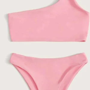 Bikini  - Säljer nu en as gullig bikini som tyvärr aldrig kommit till användning då den var lite liten på mig. Vill man ha bilder hur den är i verkligen så skickar jag gärna. Pris kan diskuteras vid snabb affär. Köparen står för frakten. 