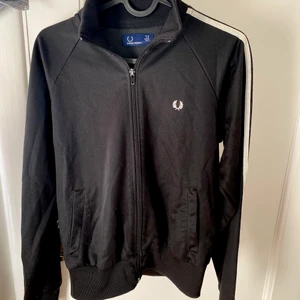 Fred Perry tröja  - Tröja från fred Perry i nyskick. Det står storlek 40 men jag skulle snarare säga att den är som en 36/38 i storlek 