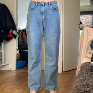 weekday jeans strl 31/30 - Weekday jeans strl 31/30, är dock lite insydda i midjan så passar nog 30/30 också, i modellen Row och färgen sky blue. Använda men i bra skick. Frakt tillkommer men kan mötas upp i Göteborg💕💕