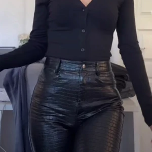 Nicki studios / Gina tricot byxor  - Skinn byxor från nicki studios/ Gina tricot. Är jätte sköna och sitter perfekt 🤍 har vanligt vis storlek 36 i jeans, så skulle säga att dom motsvarar 34-36 i storlek ✨ord. Pris 700. 