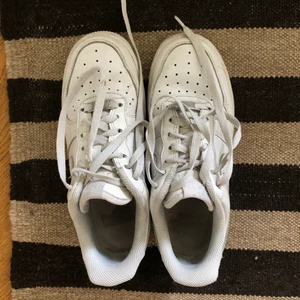 Nike air forces - Nike air forces i bra skick!! använda endast ett tiotal gånger kanske. Ser lite smutsiga ut på bild men det är inte så värst i verkligheten!! pris går att diskuteras.