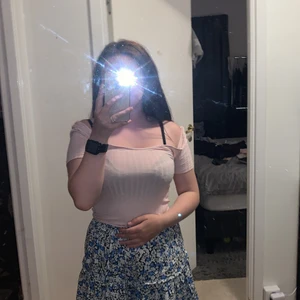 Atmosphere  - En rosa vanlig body 