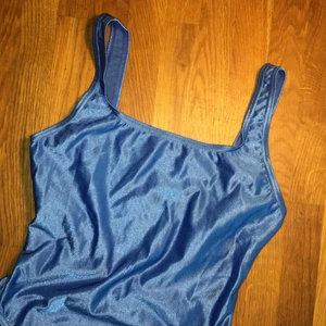 Sexig mermaid suit - Baddräkt i otroligt vacker blå färg och skimrande karaktär. Med den djupa urringningen i ryggen och de höga benen sitter baddräkten riktigt snyggt på. Endast använd en gång så i nyskick! Kostnad för spårbarfrakt tillkommer. Säljer pga flytt! 🛍🛍🛍