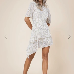 Adoore klänning  - En otroligt fin klänning från adoore, ”asymmetric dress lemon” som är slutsåld. I storlek 38. Aldrig använd och alla lappar är kvar. Säljer pga passade ej mig. Ursprungspris 1395 kr, säljer för 1000 kr eller högsta bud. 