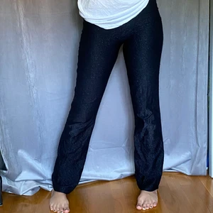 Glitter byxor - Säljer mina bootcut glitter byxor. Jätte snygga men tyvärr för svamp för mig. Det passar 34-36! Jag är 170 och det går hela vägen ner och sitter lågmidjade❤️❤️💕