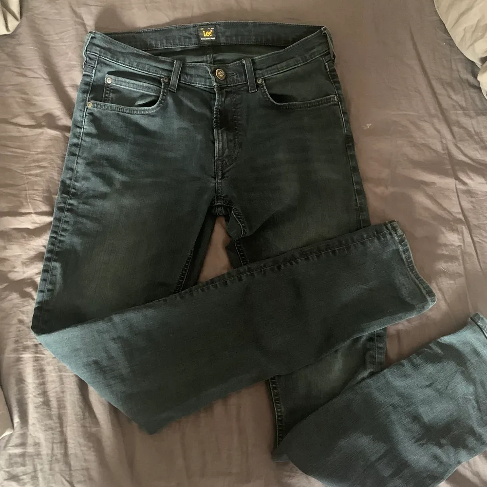 Lågmidjade, grå/mörkblå jeans, säljes eftersom de är alldeles för långa för mig som är 157 cm :). Jeans & Byxor.