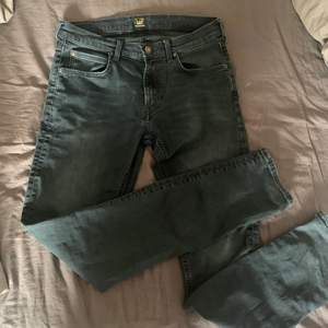Lågmidjade, grå/mörkblå jeans, säljes eftersom de är alldeles för långa för mig som är 157 cm :)