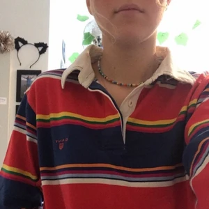 Gant piké / skjorta - Cool piké-tröja / skjorta från gant. Randig med klara och starka färger. Mycket sparsamt använd och i bra skick! Säljer då det inte är min stil. Lite översize på mig som annars brukar ha storlek S i toppar. Kan tänka mig att den också hade varit väldigt fin som magtröja för den som är lite pysslig! 66kr frakt eller mötas upp i Göteborg, priset kan diskuteras🥰