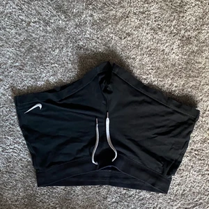 Nike shorts - Svarta korta nikeshorts i storleken M, jätte bekväma för både sport och att chilla hemma i, Jag kan mötas upp i Eskilstuna annars står köparen för frakten ❤️🌟