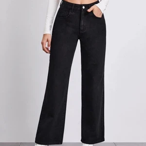Highwaist baggyjeans - (Inte mina bilder) Säljer dessa fina jeans då dom aldrig kommer till användning eftersom jag har flera liknande jeans hemma, därav är dessa användna 2-3 gånger! 💕