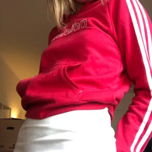 Snygg röd adidas hoodie 