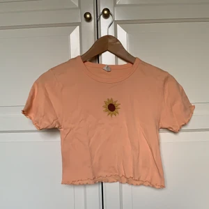 Urban outfitters  - Tröjor från Urban outfitters. Dom två första i M men jag har xs och dom sitter lite löst på mig. Den sista är stl S. 40kr st + frakt 