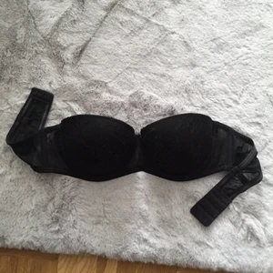Spets bh  - Ärmlös bh från H&M. Ej push-up. Svart spets. Stl 75B