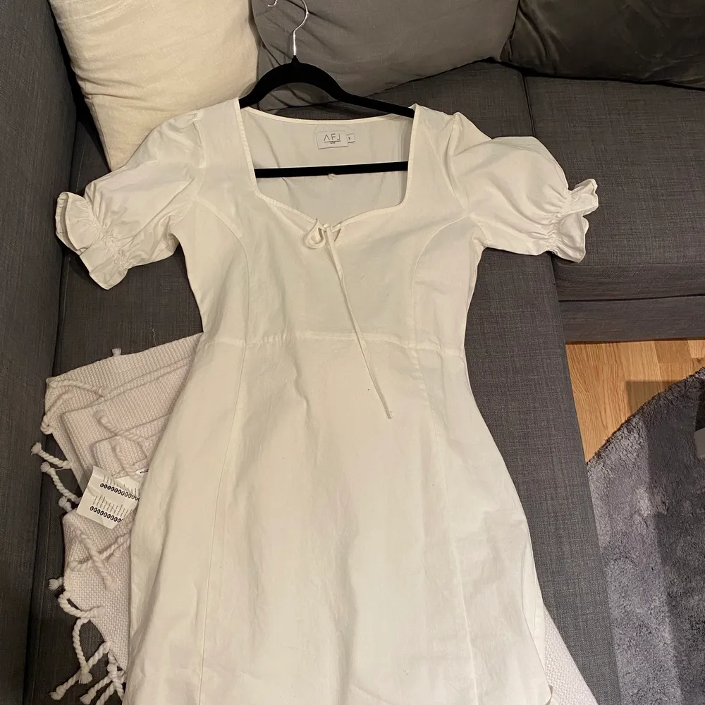 Säljer nu en vit klänning från nakd från AFJ kollektionen. Super fin klänning som jag endast har använt ett fåtal gånger. . Klänningar.