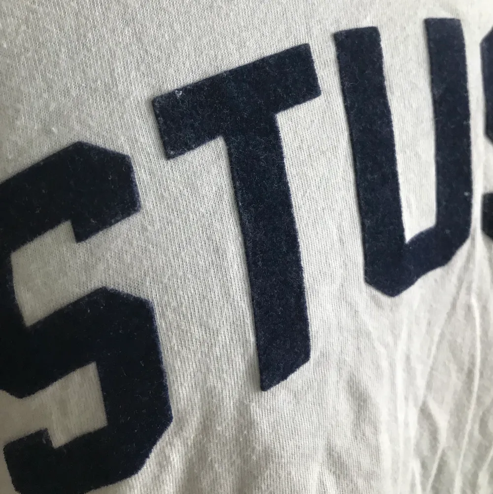 Stussy tröja med trekvartsärm. Sparsamt använd. Inköpt 2014 på Highlight store. Trycket är sammetsliknande.. T-shirts.