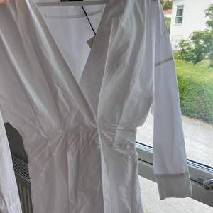 Oanvänd skjortklänning från zara, köpt förra sommaren men kom aldrig till användning. Den går in lite i midjan men är ”puffig” nedtill & i armarna. Stl S. 