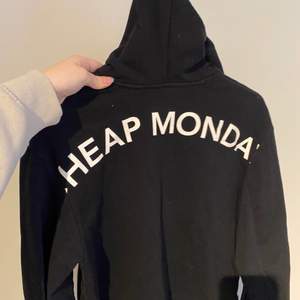 En svart lite längre croppad svart hoodie från cheap monday. Stl S