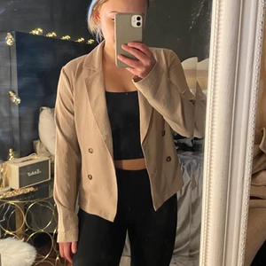 Kofta i beige - Säljer min oanvända ”kofta” i storlek S, frakt tillkommer 