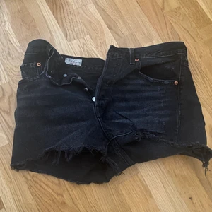Helt nya Levis shorts äkta  - Knappt använd inga skador kan mötas och tar gärna Swish och kan frakta plagen självklart 