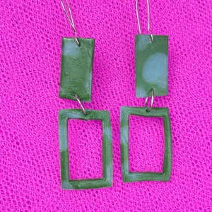 Handgjorda örhängen  - Handgjorda örhängen som är hållbara och väldig fina på. Skriv till mig om ny vill ha personaliserade smycke😉😉💕💕😚