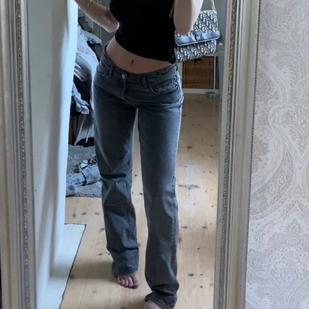 De populära och helt slutsålda lågmidjade jeansen från Zara i storlek 38✨de är helt perfekta!!! Jag är ca 164cm lång💓BUDA I KOMMENTARERNA🤍🤍🤍🤍 ledande bud 700kr. Jeans & Byxor.