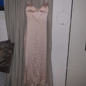 Balklänning/finklänning - Balklänning som inte använts med slits på båda sidor, champagne rosa