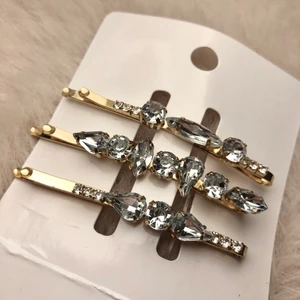 Hårspännen från H&M - Helt nya, oöppnade hårspännen från H&M. Spännet är i guld med fejkdiamanter på. Nypris 89,90kr. Köp gärna flera saker, samfraktar gärna! 