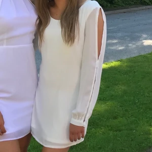 Vit klänning - Vit klänning från Xenia Boutique (beställde från någon webbsida för två år sedan) i storlek 8 (S). Använd 1 gång, så den är som ny. 