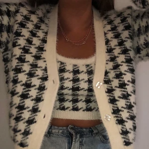 Hundtandsmönstrad mjuk kofta - Säljer denna mysiga koftan från nakd i storlek 36 som endast är använd 1-2 gånger. Kontakta mig vid intresse men även vid frågor eller om du vill ha fler bilder. Nypris 399kr (Priset kan diskuteras)💕