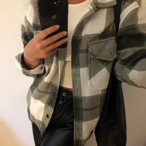 Rutig jacka - Säljer denna rutiga jacka i mintgrön som är köpt på boohoo för 359kr. Är i fint skick och har Endast använts fåtal gånger, kontakta mig vid intresse men även vid frågor eller om du vill ha fler bilder. (Priset kan diskuteras)💕 