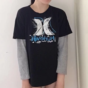 Hurley tröja - Cool t-shirt från Hurley köpt second hand. Jättebra skick, suoermjukt och mysigt material. Använd en gång. Lite skater vibes:)
