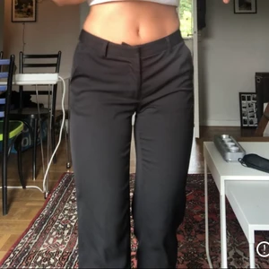 Svarta kostymbyxor från Monki  - Jag säljer ett par tunna, lågmidjade kostymbyxori ankellängd från Monki, storlek 34, som är för små för mig! Ingenting att anmärka på! 