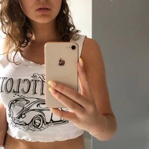 Vit topp med tryck på - En vit topp aom jag säljer pga att jag inte lyckats andvända den. Skriv om ni vill veta mer💕