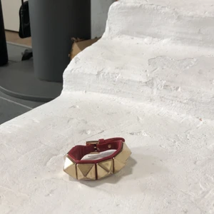 Valentino armband  - Tjockt äkta Valentino armband i rött och guld. Något slitet.