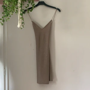 Klänning - Super fin festlig glittrig klänning från H&M. Aldrig använd för att den inte har kommit till användning. Superbra till fest och nu till sommaren! storlek XS men passar också S🥰 