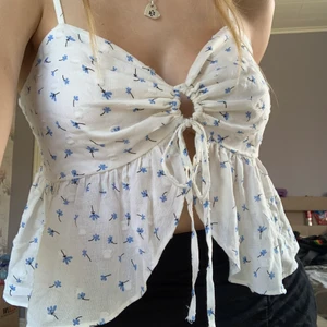 Topp - Söt topp med små blommor på, aldrig använd och är i storlek S. 150 + frakt