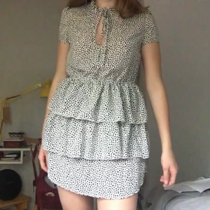 Prickig klänning - Superfin klänning som endast är använd en gång 120kr + frakt.