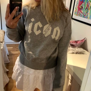Hunkydory tröja - Tröja från hunkydory med cool detalj i texten icon! Storlek xs. 250kr + frakt, nypris runt 900💕💕 