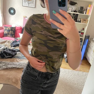 T-shirt - T-shirt i mycket bra skick från forever 21 (köpt i USA). Passar till vardags för att piffa upp outfiten:) Jag är 174 cm lång.