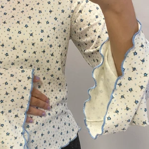 Blomrig topp - Oanvänd topp som säljs då armarna är för långa på mig </3 Möts upp i Stockholm!