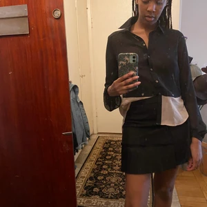 Tvåfärgad blus, transparent stl36 - Skjortblus köpt i England. Slits i ryggen.