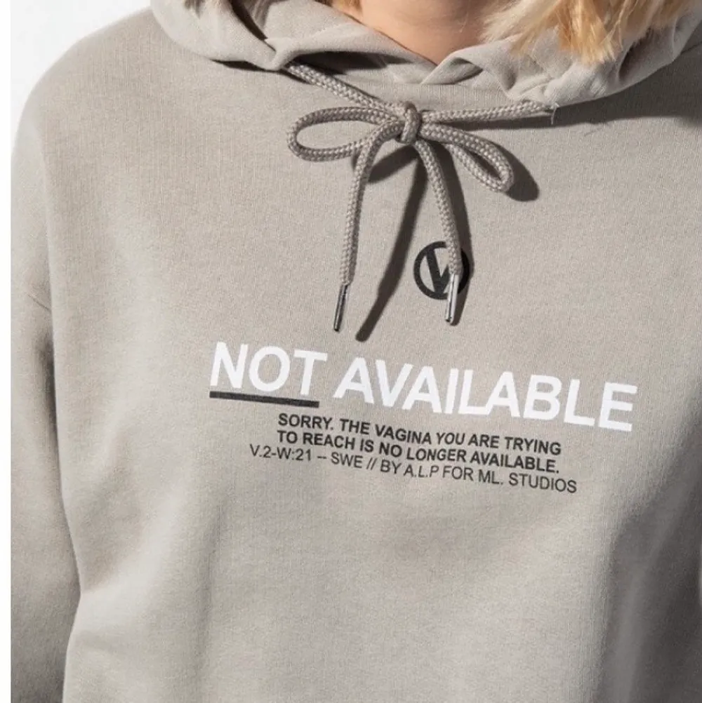 Supermysig och skön hooodie med lite udda text på. Helt nyinköpt men ångrade mig och kan ej skicka tillbaks. Budgivning! Egna bilder finns vid intresse.. Hoodies.