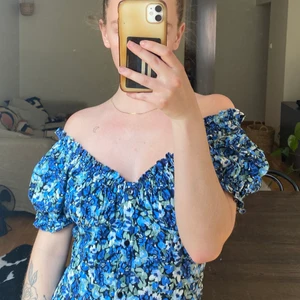 Söt klänning  - Fin klänning för sommaren, kanske midsommar? Använd en gång. Köparen står för frakt 