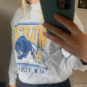Sweatshirt - En grå sweatshirt med tryck från Ginatricot. Säljer pga att jag aldrig använder den. Kan skickas, köparen står för frakt