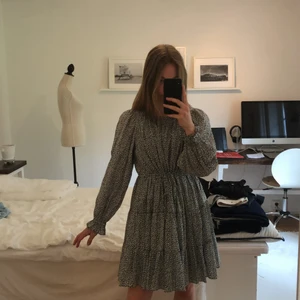 & Other Stories klänning - Superfin klänning från & Other Stories som är helt oanvänd. Prislappen är kvar och klänning är i storlek S. Har knyte i mitten så man kan spänna åt i midjan hur mycket man vill. Kan antingen mötas upp eller skickas på posten, om du står för frakten. Nypris för klänningen är 890 kr