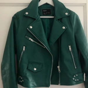 Jacka i skinnimitation - Jacka från Bershka i skinnimitation. Så jävla ball men kommer tyvärr inte till användning något mer då den är för liten. Använd vid ett tillfälle, i toppen skick! Storlek S och passar en XS/S. Skriv privat för fler bilder på ⭐️