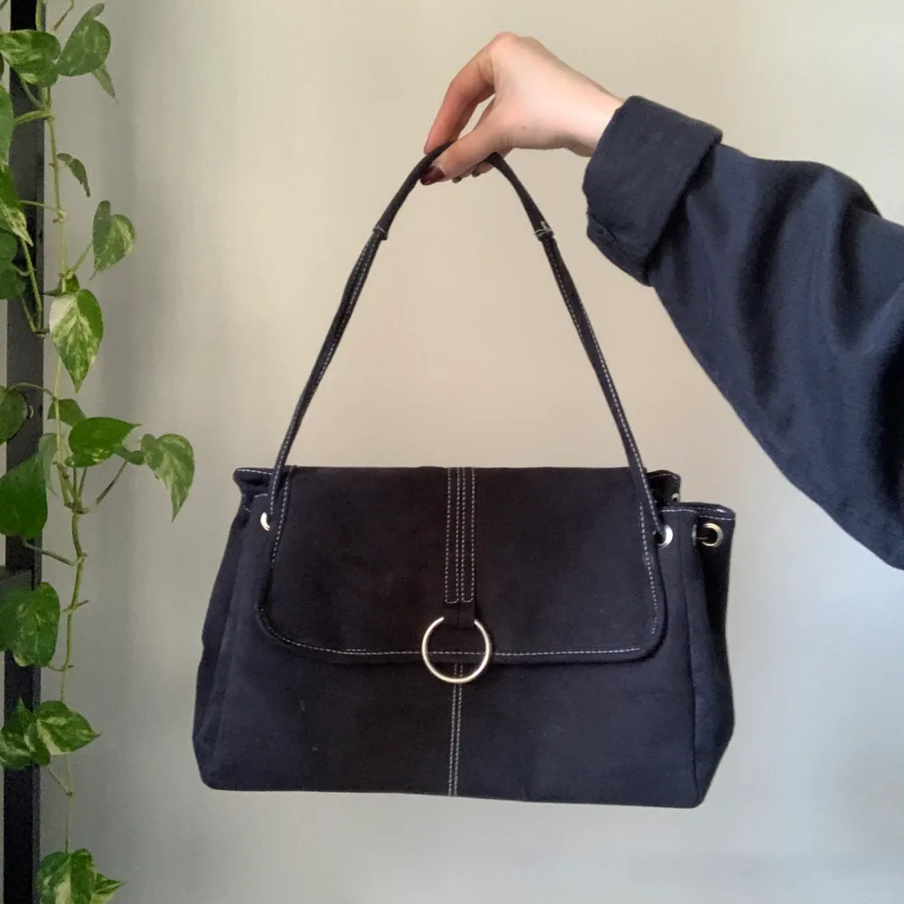 FETT snygg handväska dom aldrig kommer till användning 😢 bra med utrymme och i fint skick! FRAKT: 48kr 🎒. Väskor.