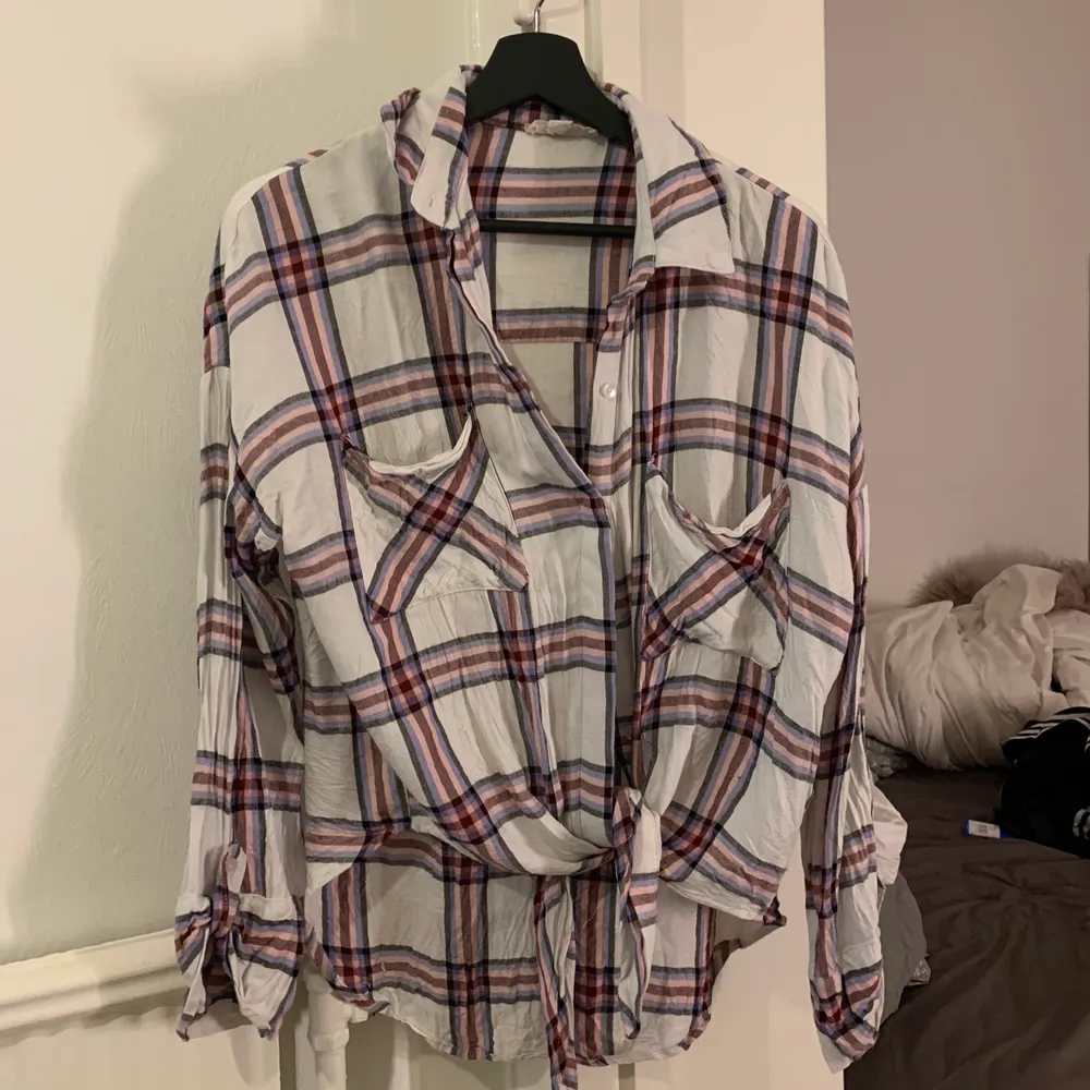 Fin skjorta/tröja från fashion Nova med knytning där fram, använd några gånger, storlek M. Skjortor.