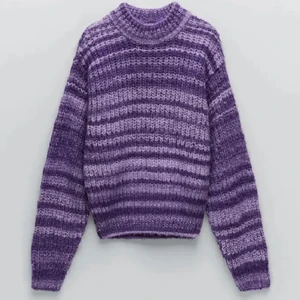 Tröja zara - Säljer denna trendiga tröja då jag aldrig använder den, storlek small och väldigt mysig! Kan mötas i Stockholm annars står köparen för frakten💜